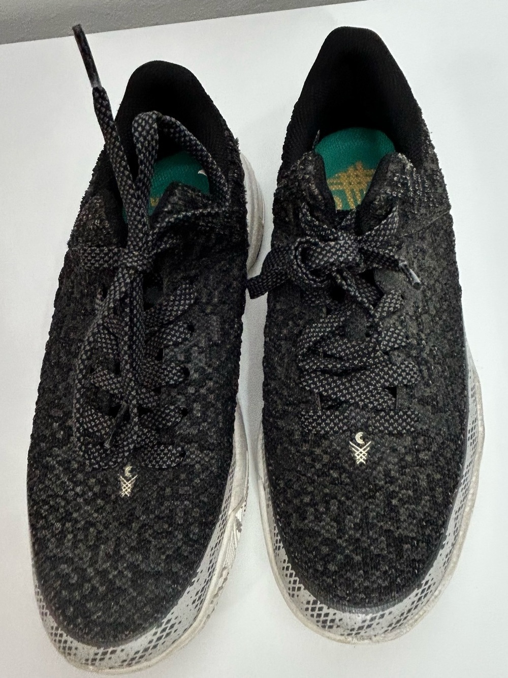 Youth Black Knit Lace-Up Sneakers with White Sole Gold Detailing Unisex Size 5 - Picture 1 of 10
